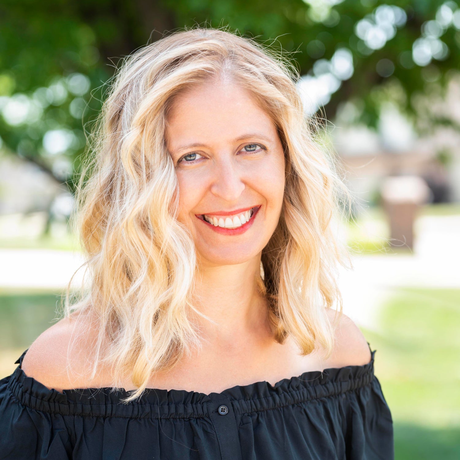 Photo of romance author Jewel E. Ann smiling